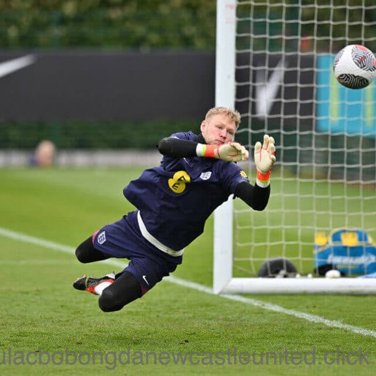 Arsenal tiết lộ giá bán Aaron Ramsdale, Newcastle United toát mồ hôi hột